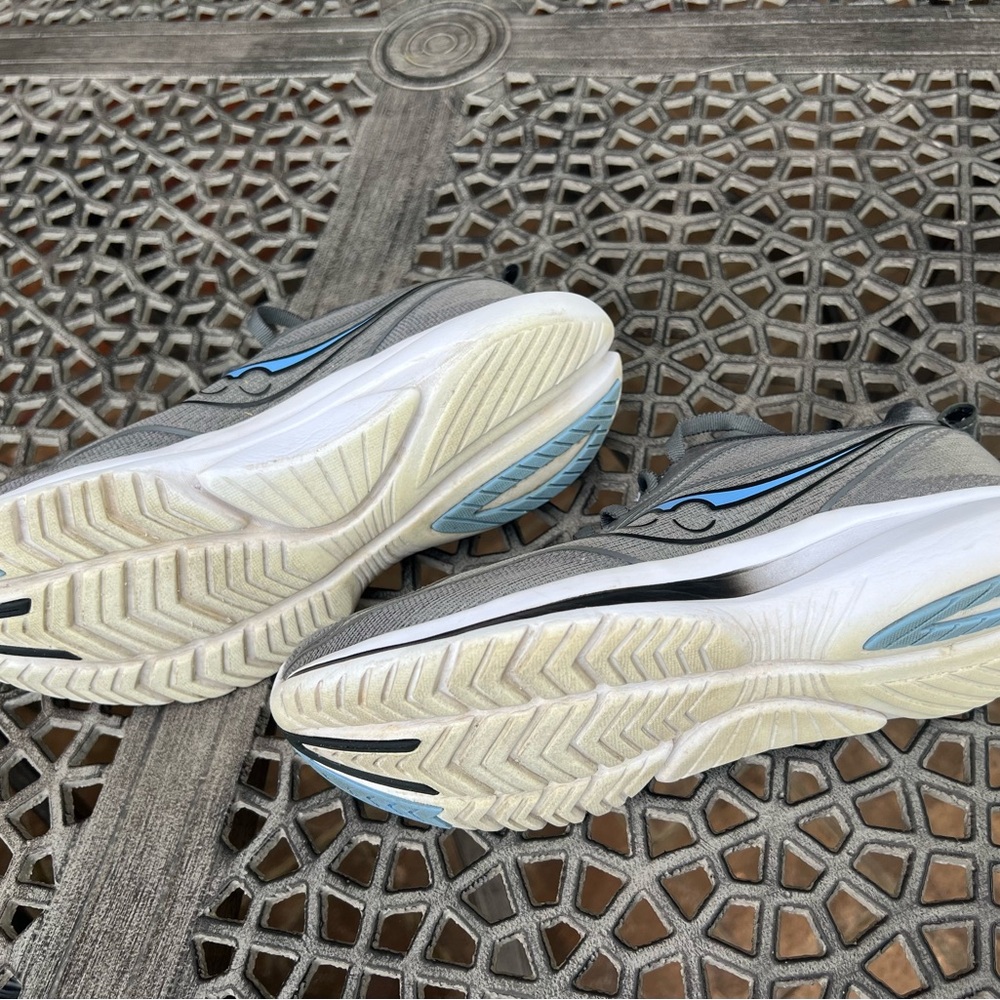 Saucony Gray and Blue Sneakers with Modern Design - Picture 4 of 6